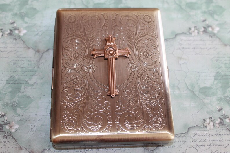 Estuche para cigarrillos con cruz de estilo victoriano, crucifijo INRI, estuche para cartas, cartera católica de bolsillo, estuche para cigarrillos de latón antiguo, tarjetero imagen 5