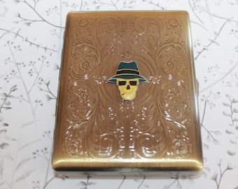 Portasigarette a forma di teschio e fedora / Scheletro con occhiali da sole / Portafoglio in ottone anticato / Regalo gotico rockabilly / Porta carte da gioco