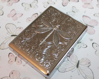 Portasigarette, portafoglio e portacarte da gioco a forma di libellula incisa in argento in stile vittoriano: simbolo di cambiamento, speranza, vivere il momento