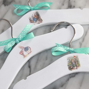Ensemble de trois cintres pour bébé Peter Rabbit - Cadeau de douche unique inspiré de Beatrix Potter, ensemble de cintres pour bébé en bois, parfait pour une future maman