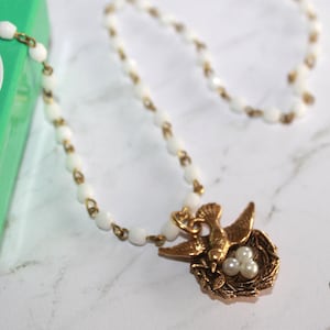 Bird’s Nest Pendant Necklace on Vintage White Glass Chain – Ideal Gift for Bird Lovers or Empty Nesters | Nature-Inspired Jewelry