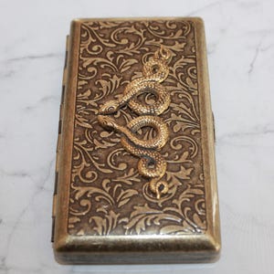 Estuche para cigarrillos, porta palos de golf, billetera o tarjeta de presentación de estilo victoriano, año de la serpiente 2025: 1929, 1941, 1953, 1965, 1977, 1989, 2001, 2013