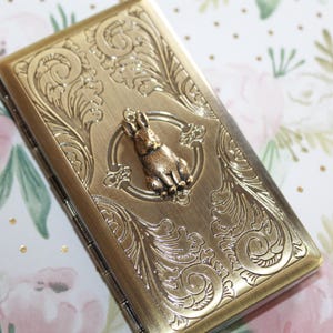 Estuche para cigarrillos, tee de golf y tarjetero de visita estilo victoriano con grabados de Rabbit, para un año del modelo Rabbit: 1939, 1951, 1963, 1975, 1987 o 1999. imagen 2