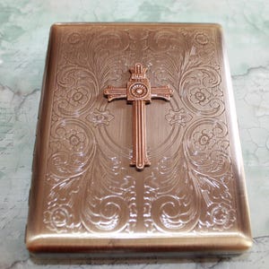 Estuche para cigarrillos con cruz de estilo victoriano, crucifijo INRI, estuche para cartas, cartera católica de bolsillo, estuche para cigarrillos de latón antiguo, tarjetero imagen 1