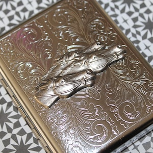 Cartera grabada de estilo victoriano, tarjetero, palo de golf y estuche para cigarrillos: año del Caballo: 1930, 1942, 1954, 1966, 1978, 1990, 2002