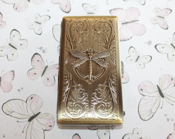 Estuche para cigarrillos o tarjetero de estilo victoriano con grabado de libélula: símbolo de cambio, esperanza y vivir el momento.