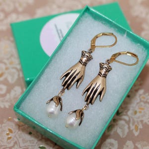 Pendientes victorianos de latón con forma de mano y perlas colgantes: ¡Imprescindibles para las fans de Jane Austen! Pendientes de latón de inspiración vintage / Regalo para fans de Jane Austen