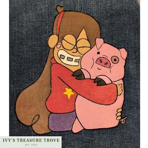 Puede incluir: Un parche de mezclilla con un personaje de dibujos animados con cabello castaño, gafas y un suéter rojo abrazando a un cerdo rosa. El personaje tiene una estrella amarilla en el suéter. El texto "IVY'S TREASURE TROVE EST. 2024" está en la parte inferior.