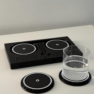 Ensemble de sous-verres pour platine DJ – 6 sous-verres en vinyle avec base de contrôleur de 10 x 6 po. | Option plaque signalétique personnalisée | Cadeau DJ pour les fans de musique
