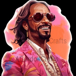 Puede incluir: Un hombre con el pelo largo y negro y barba lleva una chaqueta rosa con estampado floral, una cadena de oro y gafas de sol. Está sonriendo.