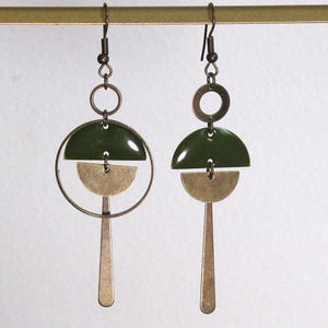 Créations originales et pièces uniques_ Boucles d'oreille asymétriques/ dépareillées _ série laiton couleur bronze ancien et sequin vert