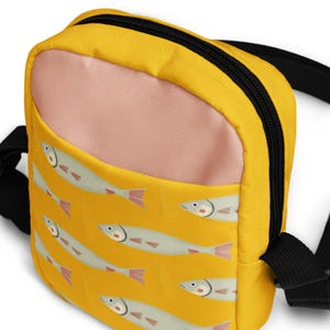 Torebka na ramię Sardine: Żółto-różowa torebka typu sling z wzorem ryby