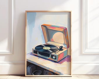 Puede incluir: Una impresión enmarcada de un tocadiscos vintage. La obra de arte presenta un tocadiscos retro con un disco de vinilo negro, sobre un fondo pastel. El tocadiscos está en una caja colorida con tonos naranja, rosa y azul. La impresión se muestra sobre una superficie clara.