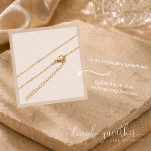 Dünne Goldkette Damen als Tragebeispiel. Halskette aus Edelstahl 18k vergoldet. Farbe: Gold mit + 5 Verlängerungskettchen