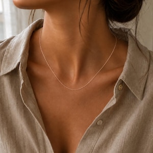 Dünne Goldkette Damen als Tragebeispiel. Halskette aus Edelstahl 18k vergoldet. Farbe: Roségold