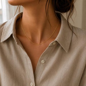 Dünne Goldkette Damen als Tragebeispiel. Halskette aus Edelstahl 18k vergoldet. Farbe: Gold