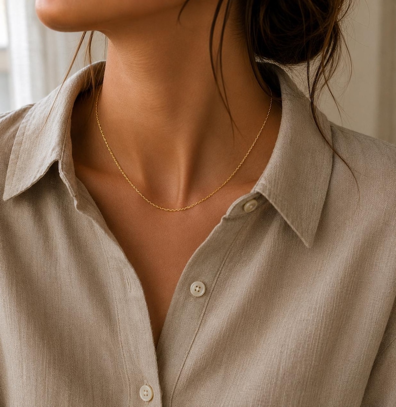Dünne Goldkette Damen als Tragebeispiel. Halskette aus Edelstahl 18k vergoldet. Farbe: Gold