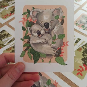 Carte Postale Illustration Koalas – Amour Maman et Bébé – Art Animalier, Nature, Cadeau Doux