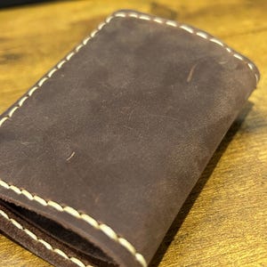Cartera de piel cosida a mano