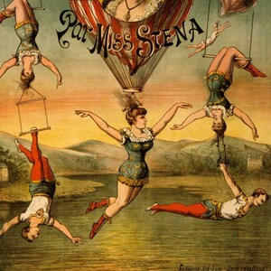 Puede incluir: Un cartel vintage que anuncia un descenso en globo aerostático por Miss Stena. El cartel presenta un globo aerostático colorido con un retrato de Miss Stena en un marco circular. El cartel también presenta cinco figuras realizando acrobacias aéreas en trapecios y cuerdas. El texto en el cartel dice "Descente d'Absalon Par Miss Stena".