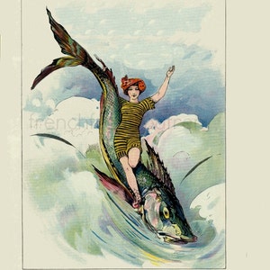 Puede incluir: Una mujer con un traje de baño a rayas y un sombrero rojo monta un pez grande a través de una ola. El pez es verde y azul con una barriga amarilla. La mujer está agarrada a la espalda del pez con las manos y sonríe. El fondo es un cielo azul con nubes blancas.