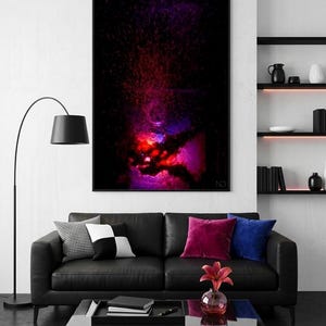 K&ouml;nnte beinhalten: Abstrakter Kunstdruck in einem schwarzen Rahmen. Das Kunstwerk zeigt einen Ausbruch roter und violetter Farbt&ouml;ne vor einem dunklen Hintergrund. Ein schwarzes Ledersofa mit bunten Kissen und ein schwarzer Couchtisch vervollst&auml;ndigen die moderne Wohnzimmereinrichtung.