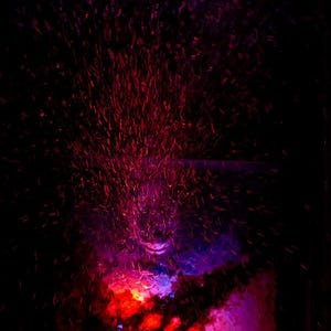 K&ouml;nnte beinhalten: Abstrakte digitale Kunst mit dunklem Hintergrund und einem Ausbruch roter, violetter und orangefarbener Farben. Das Bild hat ein kosmisches oder feuriges Aussehen mit einem Gef&uuml;hl von Bewegung und Energie.