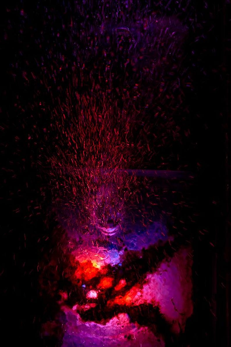K&ouml;nnte beinhalten: Abstrakte digitale Kunst mit dunklem Hintergrund und einem Ausbruch roter, violetter und orangefarbener Farben. Das Bild hat ein kosmisches oder feuriges Aussehen mit einem Gef&uuml;hl von Bewegung und Energie.