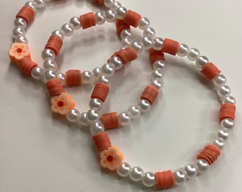 Oranje-witte parelarmband