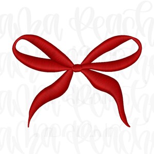 Puede incluir: Un lazo rojo bordado digitalmente con un diseño clásico. El lazo presenta una forma simétrica con bucles y colas fluidas, perfecto para embellecer regalos o manualidades. El lazo está sobre un fondo blanco.