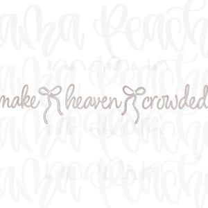 Puede incluir: Un diseño de guión gris claro que dice "make heaven crowded" con acentos de lazo. El texto está en una fuente cursiva, y los lazos se colocan encima de las palabras "heaven" y "crowded". El fondo es un patrón descolorido de las palabras "Baba Peaches".