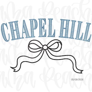 以下が含まれることがあります： ライトブルーのスタイリッシュなフォントで「CHAPEL HILL」の文字が描かれたグラフィックデザイン。黒いリボンの上にアーチ状に配置されています。日付「05/08/2026」が下にあります。背景には筆記体のテキストの繰り返しパターンがあります。