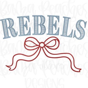 Op de afbeelding: Een grafisch ontwerp met het woord "REBELS" in lichtblauwe, decoratieve letters. Onder het woord staat een rode strik met vloeiende linten. Het ontwerp staat op een witte achtergrond.