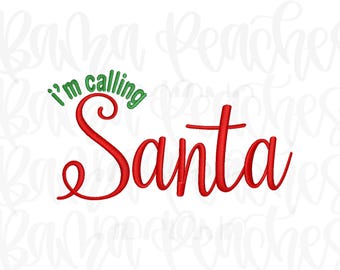 Op de afbeelding: Een feestelijk ontwerp met de tekst "I'm calling Santa" in rode letters. De woorden "I'm calling" zijn groen, wat een vleugje kleur toevoegt aan de kersttekst. Perfect voor vakantieknutselwerkjes en decoraties.