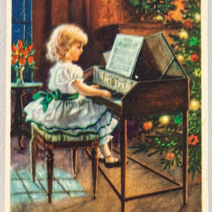 Piccola cartolina d'auguri di Natale svedese d'epoca - Jenny Nyström - giovane ragazza che suona il pianoforte in una stanza accogliente con un albero di Natale
