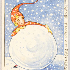 Stara szwedzka kartka świąteczna z życzeniami, „God Jul och Gott Nytt År”. 1931. Motyw: Dziewczyna/chłopak w czerwonym stroju toczący wielką kulę śnieżną.