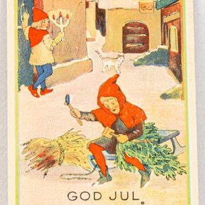 Piccola cartolina d'auguri di Natale svedese d'epoca - uno gnomo/bambino che costruisce un albero di Natale in un villaggio invernale - God Jul och Gott Nytt År