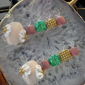 Uñas postizas para los pies con tachuelas doradas y diseño floral