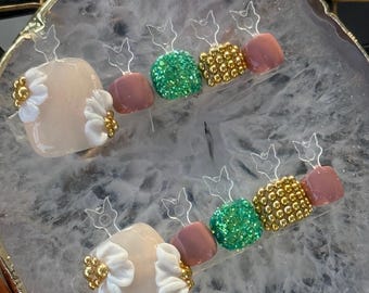 Uñas postizas para los pies con tachuelas doradas y diseño floral