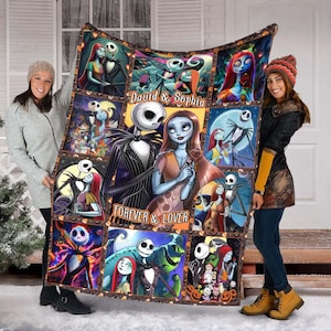 Op de afbeelding: Een zachte deken met een collage van afbeeldingen met Jack Skellington en Sally uit The Nightmare Before Christmas. De deken heeft de tekst "David & Sophia" en "Forever & Lover". De deken wordt door twee mensen vastgehouden.