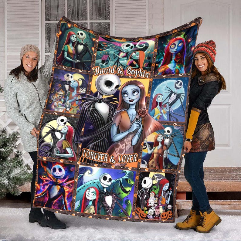 Op de afbeelding: Een zachte deken met een collage van afbeeldingen met Jack Skellington en Sally uit The Nightmare Before Christmas. De deken heeft de tekst "David & Sophia" en "Forever & Lover". De deken wordt door twee mensen vastgehouden.