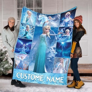 Op de afbeelding: Een blauwe fleece deken met meerdere afbeeldingen van een prinses. De deken heeft een centraal beeld van de prinses in een blauwe jurk, omringd door kleinere afbeeldingen. De woorden "CUSTOM NAME" staan onderaan.