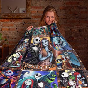 Op de afbeelding: Een kleurrijke deken met personages uit The Nightmare Before Christmas. De deken heeft een collage-ontwerp met Jack Skellington en Sally, samen met de tekst "Forever & Lover" en "David & Sophia".