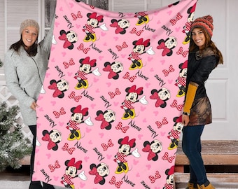 Klasyczny spersonalizowany kocyk z czerwoną kokardą Myszki Minnie, narzuta z niestandardowym imieniem i wzorem zamku z uszami myszy, prezent dla magicznej dziewczynki do pokoju dziecięcego 2026