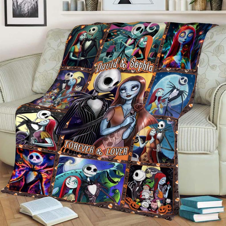Op de afbeelding: Een kleurrijke sprei met illustraties van personages uit The Nightmare Before Christmas. De sprei heeft de tekst "David & Sophia" en "Forever & Lover". De sprei is over een beige bank gedrapeerd.