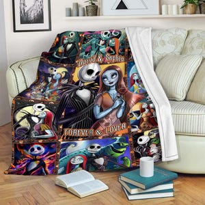 Op de afbeelding: Een kleurrijke sprei met illustraties van personages uit The Nightmare Before Christmas. De sprei heeft een patchwork ontwerp met afbeeldingen van Jack Skellington, Sally en andere personages. De woorden "Forever & Lover" zijn ook zichtbaar.