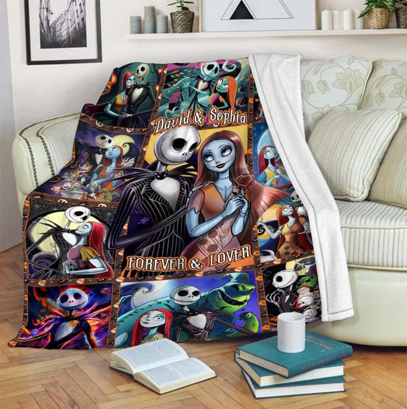 Op de afbeelding: Een kleurrijke sprei met illustraties van personages uit The Nightmare Before Christmas. De sprei heeft een patchwork ontwerp met afbeeldingen van Jack Skellington, Sally en andere personages. De woorden "Forever & Lover" zijn ook zichtbaar.