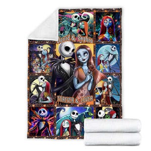 Op de afbeelding: Een witte en bruine deken met een collage van afbeeldingen uit "The Nightmare Before Christmas". De centrale afbeelding toont Jack Skellington en Sally met de tekst "FOREVER & LOVER". Extra afbeeldingen tonen andere personages en sc&egrave;nes uit de film.