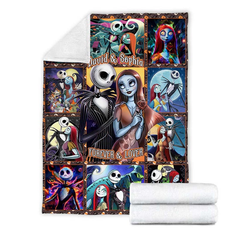 Op de afbeelding: Een witte en bruine deken met een collage van afbeeldingen uit "The Nightmare Before Christmas". De centrale afbeelding toont Jack Skellington en Sally met de tekst "FOREVER & LOVER". Extra afbeeldingen tonen andere personages en sc&egrave;nes uit de film.