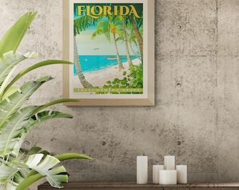 Op de afbeelding: Een vintage reisposter voor Florida, met een strandscene met palmbomen en de tekst "Florida, The Sunshine State".
